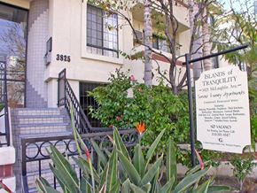 Los Angeles apartment for rent - View of the front with leasing sign