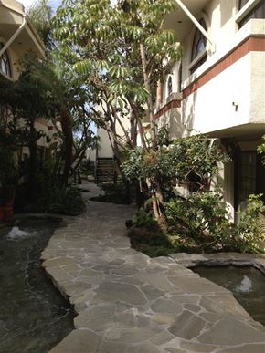 Los Angeles apartment for rent - walkway in Courtyard