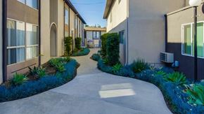 La Mesa apartment for rent - Villa Capri Apartments Walkway