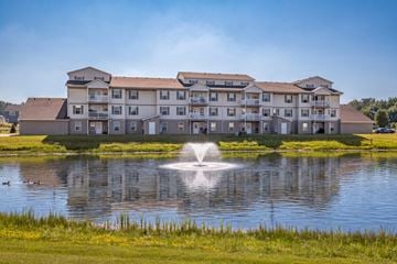 Holland apartment for rent - A large building with a fountain in front of it.