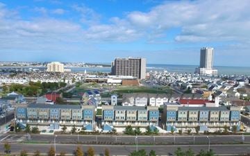 Atlantic City apartment for rent - the city of cape town with the ocean in the background
