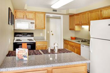 Eat-in kitchens with breakfast bar*