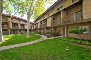 Thousand Oaks apartment for rent - Beautiful Entryway at Wilbur Oaks Apartments, Thousand Oaks
