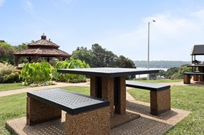 Chattanooga apartment for rent - Outdoor Sitting Area - Lakeshore on the Hill Apartments