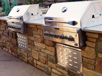 Ironhorse apartments outdoor lounge with bbq grills