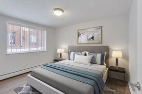 Denver apartment for rent - a bedroom with a bed and a window