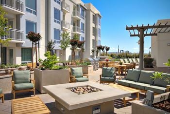 Courtyard firepit lounge