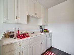 San Diego apartment for rent - Countertops and Cabinets at The Tecs SDSU