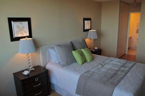 Ottawa apartment for rent - a bedroom with a bed and two lamps