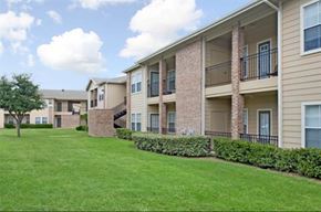 Weatherford apartment for rent - A row of apartment buildings with green lawns in front.