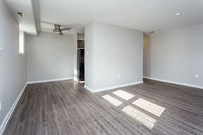 Roslyn apartment for rent - Living room with plank flooring
