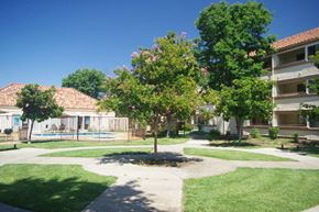 Antioch apartment for rent - Exterior building with view of grass courtyard l Somerset Apartments in Antioch CA