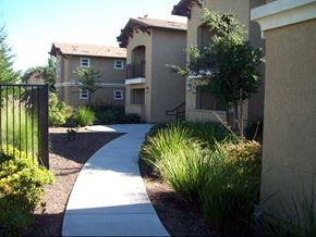 Sacramento apartment for rent - Exterior building and walkway  l Sommerset Place Apartments in Sacramento CA