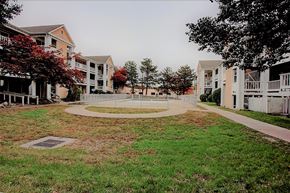 Kansas City apartment for rent - Image of courtyard with apartments and pool