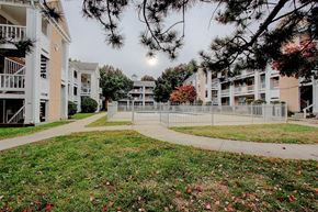 Kansas City apartment for rent - Image of courtyard with apartments and pool