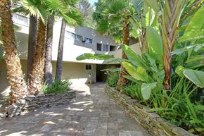 Los Angeles apartment for rent - a courtyard with palm trees in front of a building