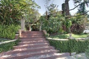 Los Angeles apartment for rent - the steps up to the house are lined with plants