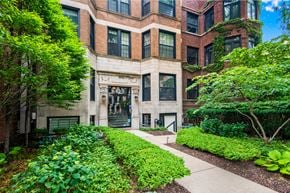 Chicago apartment for rent - Outside Building of 429 W Melrose Apartment in Lakeview