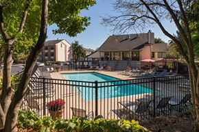 Palatine apartment for rent - our apartments have a pool and a patio with chairs