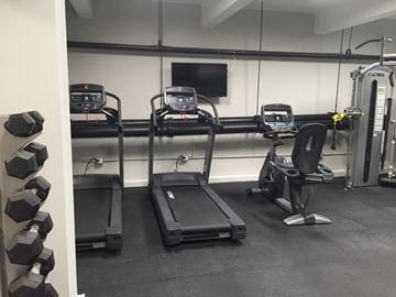 New York apartment for rent - a gym with treadmills and other exercise equipment