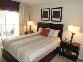 Deerfield Beach apartment for rent - a bedroom with a bed and two lamps and a window