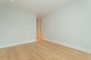 Brighton apartment for rent - a living room with a wood floor and white walls