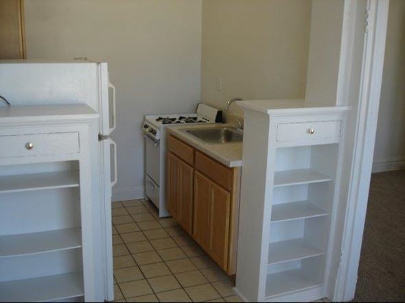 Chicago apartment for rent - a kitchen with a sink and a stove and a refrigerator