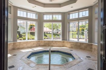 Indoor whirlpool-spa