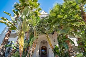 Los Angeles apartment for rent - the building in which the hotel is located