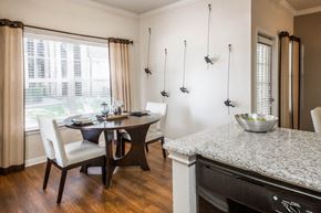 Austin apartment for rent - Dinning room with natural light and courtyard view
