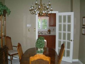 Markham apartment for rent - A dining room with a wooden table and chairs.