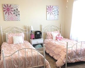 Jackson townhouse for rent - a bedroom with two beds and a window