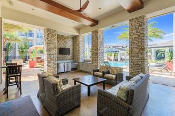 Orlando apartment for rent - a large living room with furniture and a tv