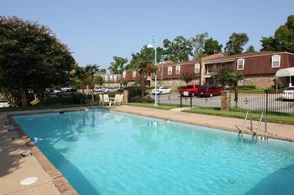 Mobile apartment for rent - a large swimming pool in front of an apartment building