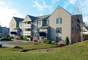 Manchester apartment for rent - a large apartment building on top of a hill