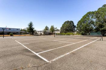 The community outdoor basketball court and tennis court at morningtree park apartments