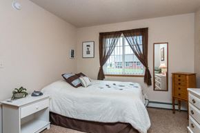 West Fargo townhouse for rent - a bedroom with a bed and a window