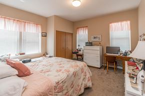 Grafton apartment for rent - A bedroom with a bed, desk, and chair.