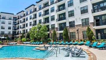 Nashville apartment for rent - 2700 Charlotte Ave Apartments