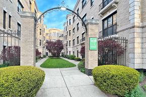 Oak Park apartment for rent - A green sign on a building says "Gateway".