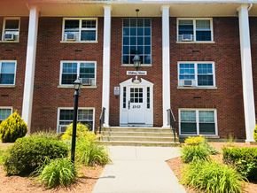 Auburn apartment for rent - Steps to Entrance of Auburn Gardens Apartments