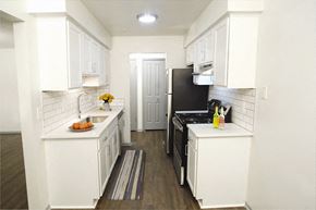 Canton apartment for rent - Subway tile + ceramic backsplashes for that clean, modern edge