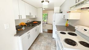 Oak Park townhouse for rent - Oak Park community in residential area, with sparkling pool and sundeck and pet areas because we're pet friendly.
