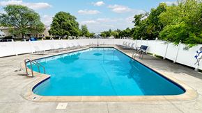 Oak Park townhouse for rent - Cool pool makes living here so so nice.