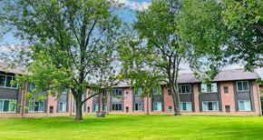 Southfield apartment for rent - Tall trees encircle this quiet, beautiful community of 1 and 2 bedroom upscale apartments where friendly people live and socialize.