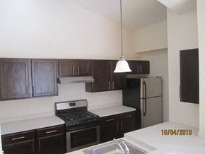 Woodbury apartment for rent - Kitchen with stainless steel appliances