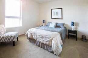 St. Louis Park apartment for rent - A bedroom with a bed, chair, and two lamps.