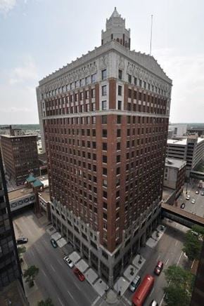 Des Moines apartment for rent - Historic skyscraper exterior
