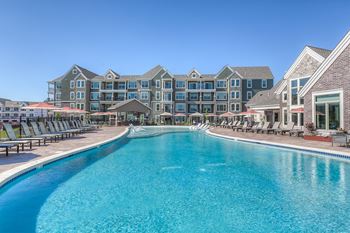Invigorating swimming pool