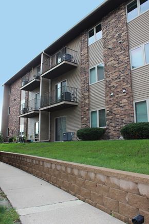 West Des Moines apartment for rent - the exterior of an apartment building with a sidewalk and grass